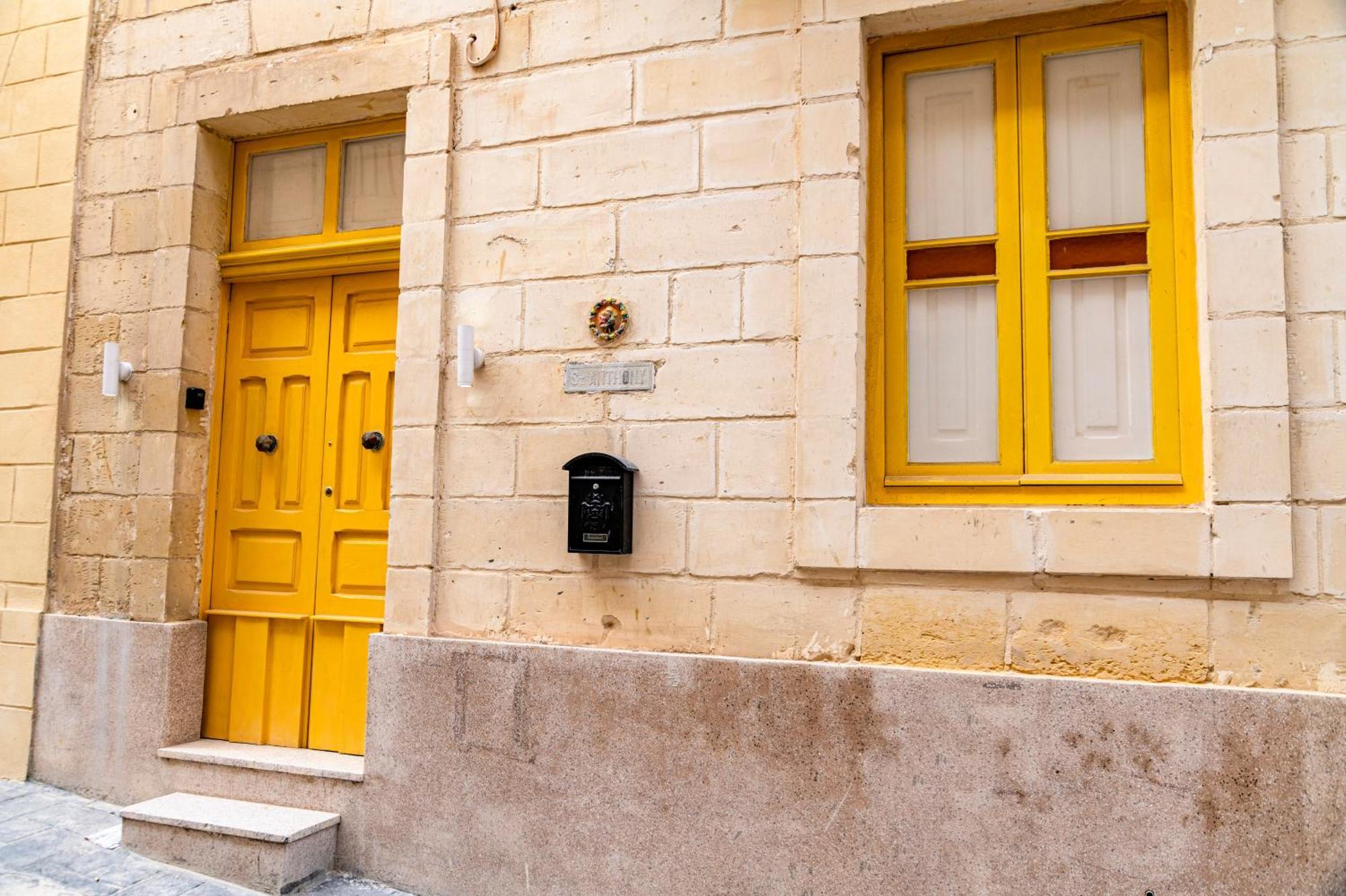 Renovated Historic 4 Bedroom 4 Bathroom Townhouse In With Valletta Views Over Maltas Grand Harbour Hébergement de vacances *