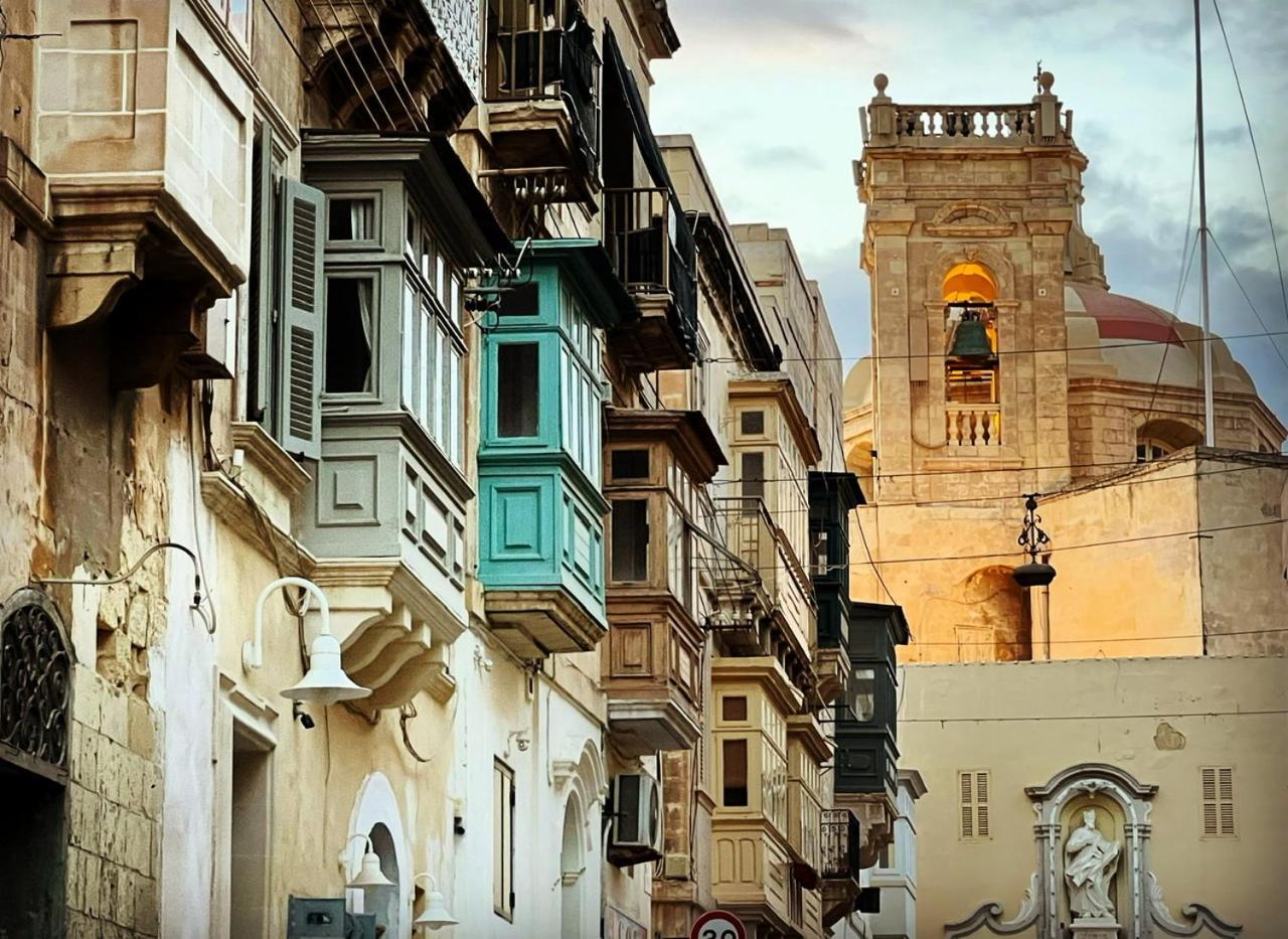 Renovated Historic 4 Bedroom 4 Bathroom Townhouse In With Valletta Views Over Maltas Grand Harbour Ferienhaus
