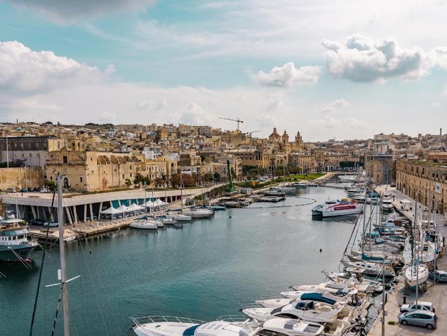 Renovated Historic 4 Bedroom 4 Bathroom Townhouse In With Valletta Views Over Maltas Grand Harbour Ferienhaus